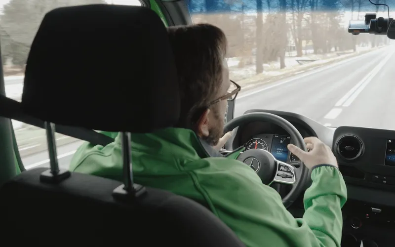 Pracownik za kierownicą autobusu