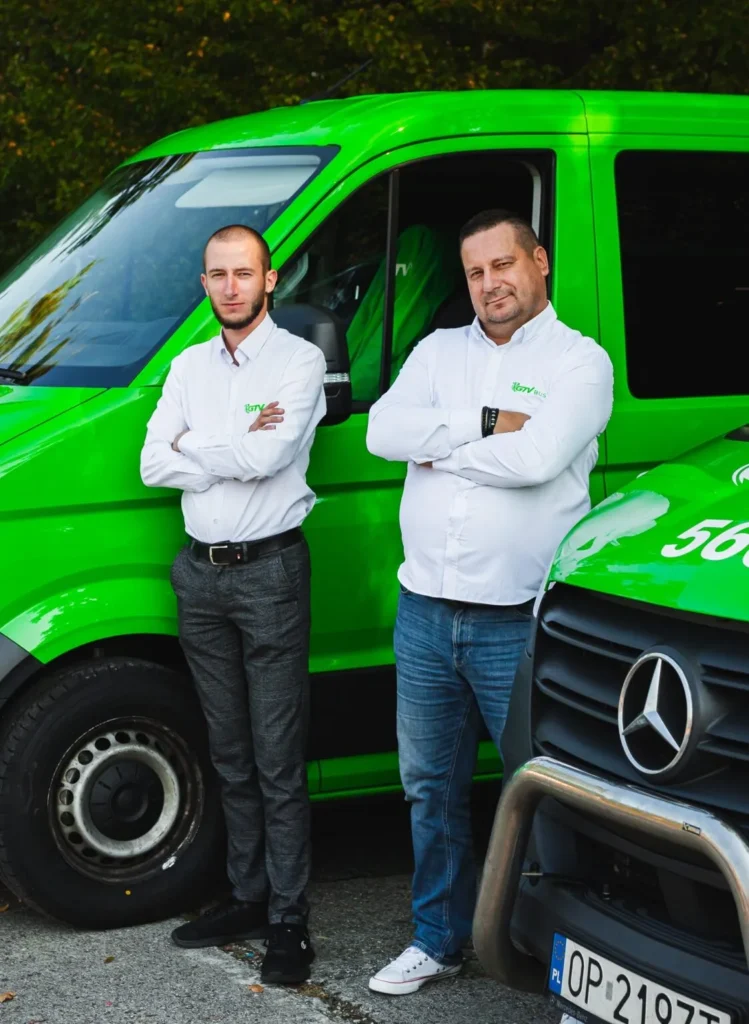 Osoby stojące przed busem