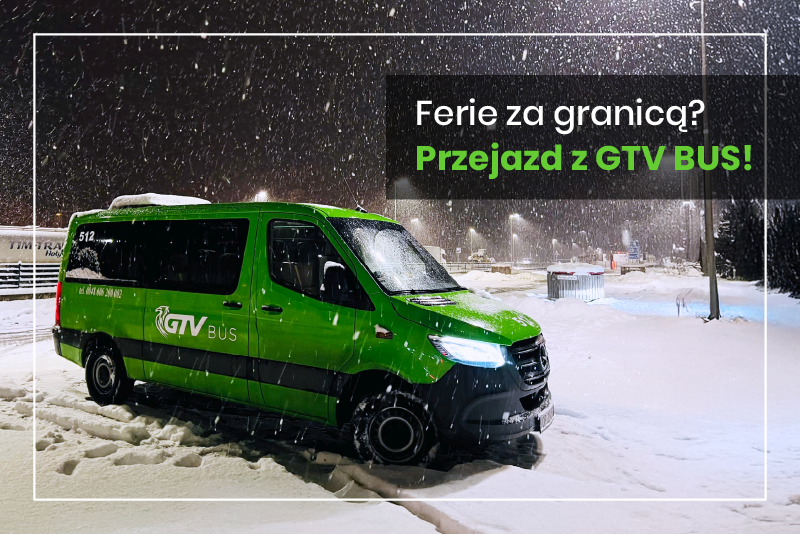 Zielony bus stojący w śniegu