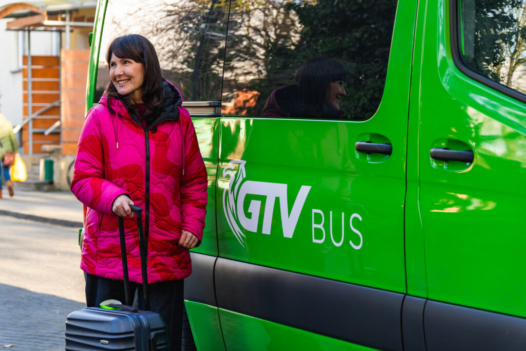 Pani na tle GTV BUS