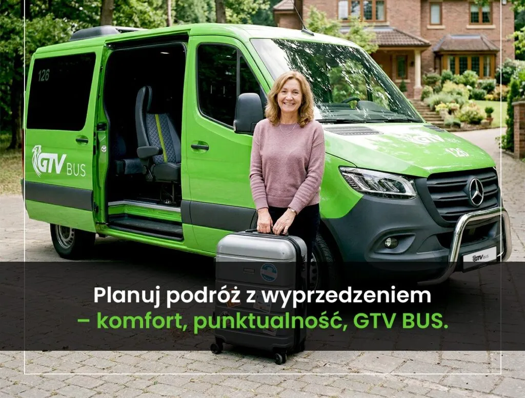 Pani z walizką na tle zielonego busa